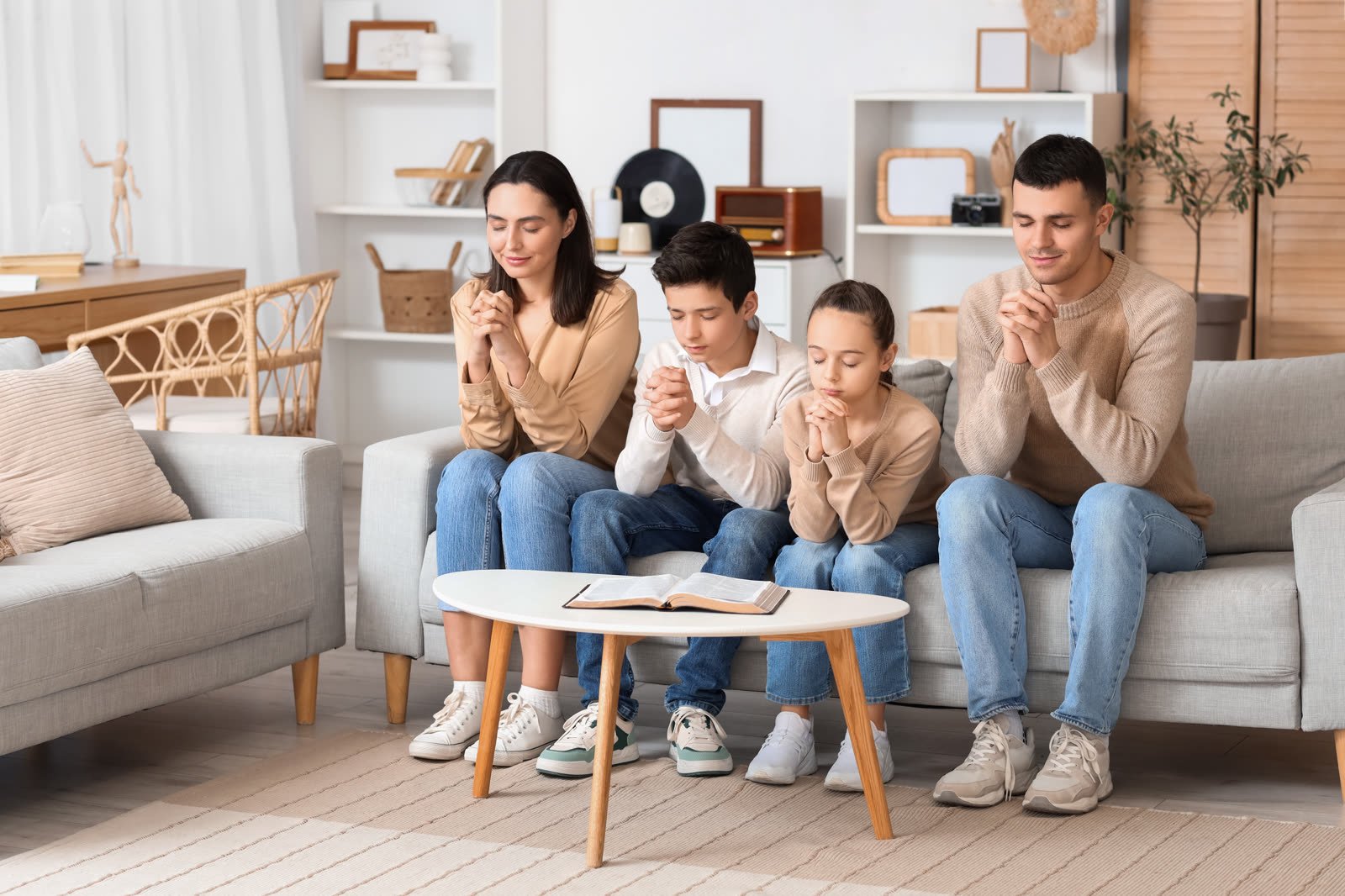 Famille en prière ensemble à la maison